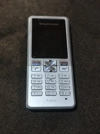 Sony Ericsson T250i - miniatura 1