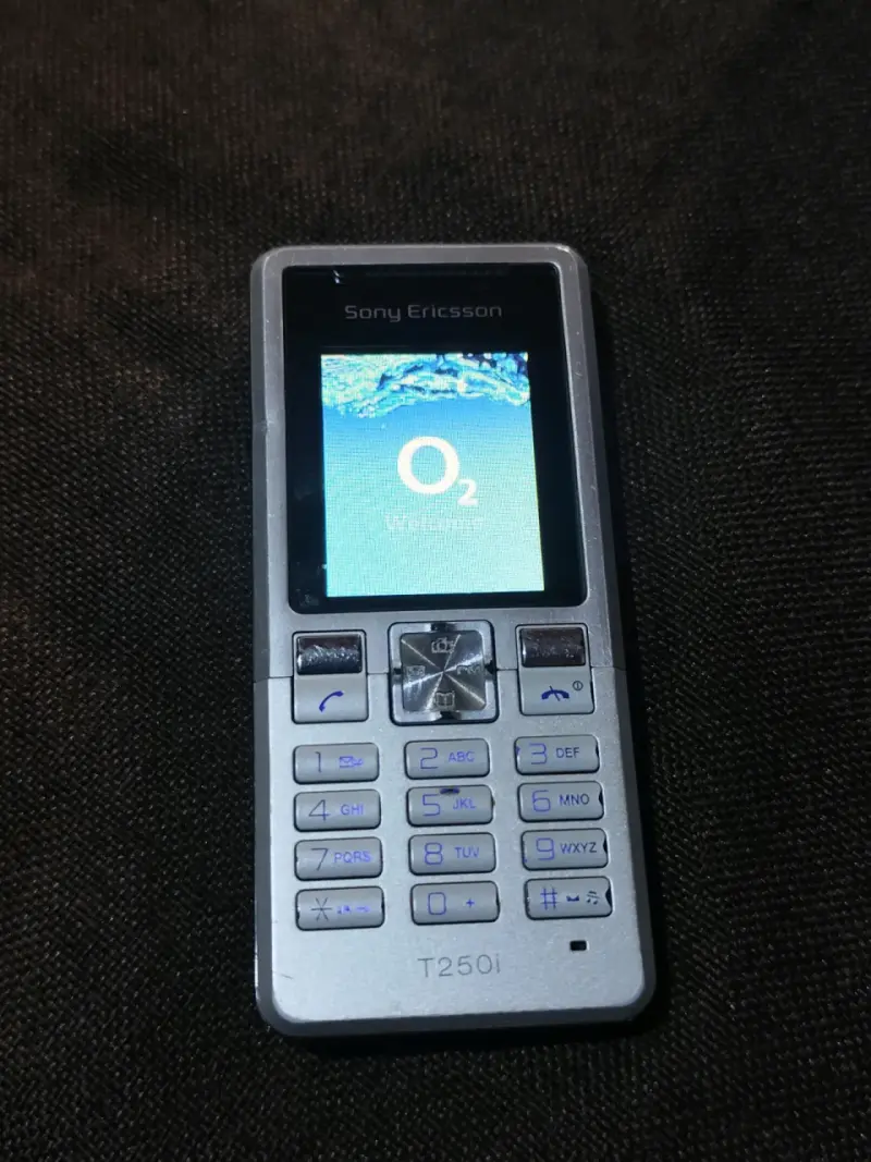 Sony Ericsson T250i - 4