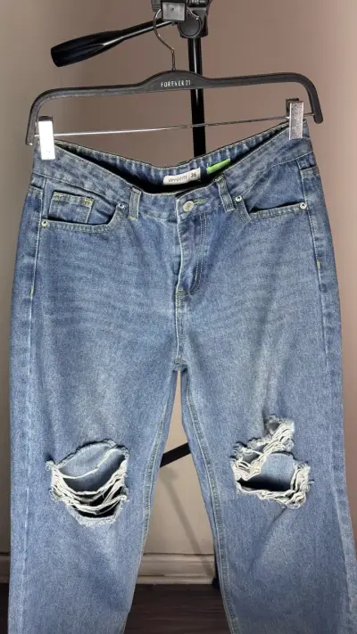Jeans de mezclilla rasgados  talla  36 - miniatura 2