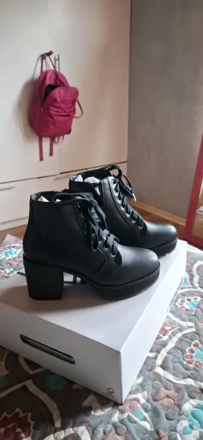 Botines de cuero negro con taco alto - miniatura 2