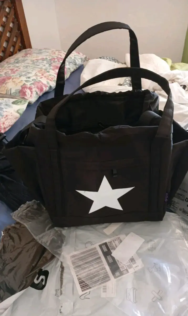 Bolso negro con estrella blanca