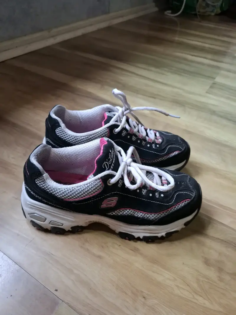 Zapatillas deportivas Skechers negras y rosadas para mujer - 1