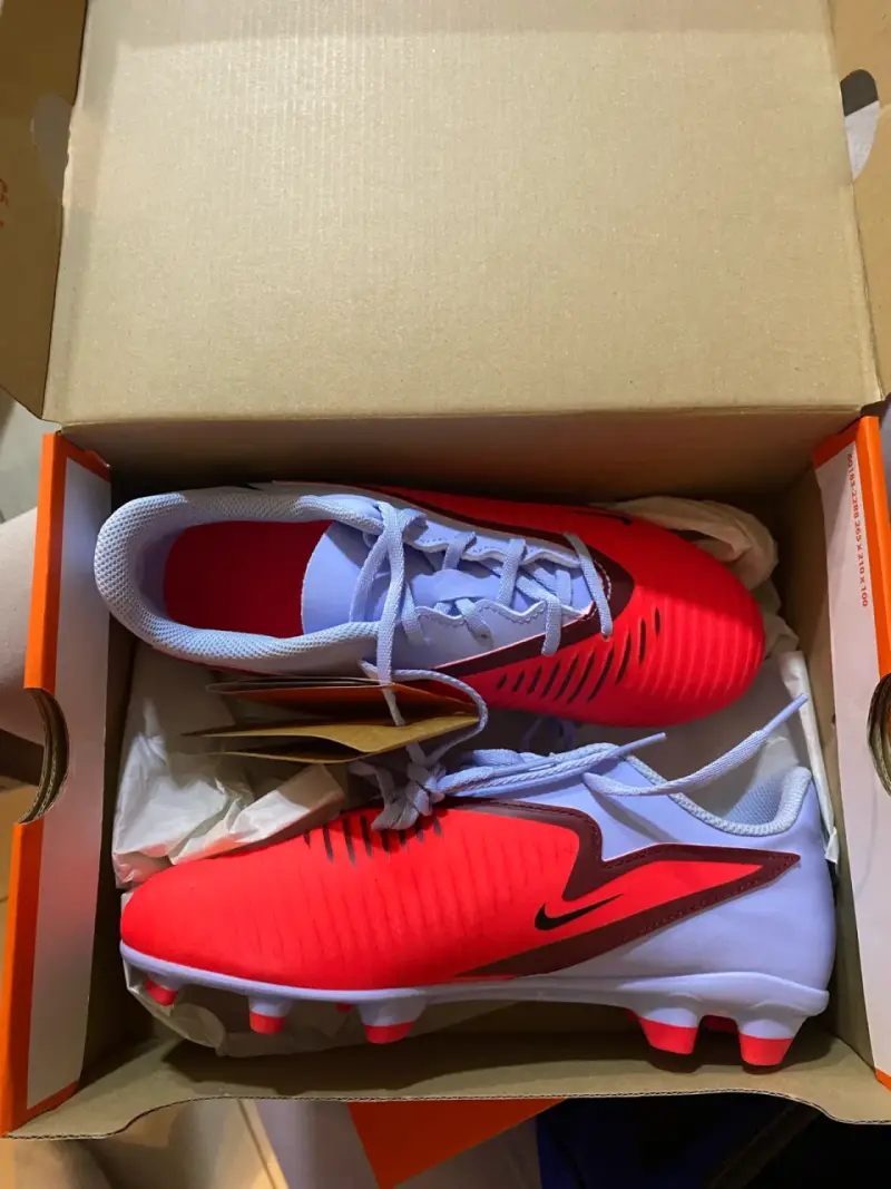 Zapatillas de fútbol Nike rojas para césped