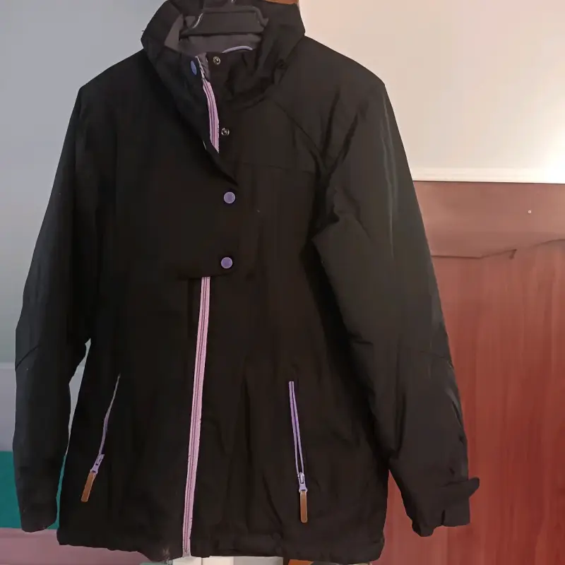 Chaqueta negra con detalles morados para mujer - 1