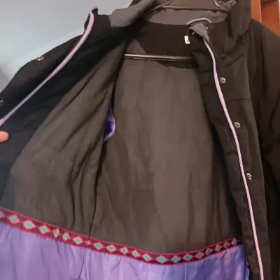 Chaqueta negra con detalles morados para mujer - miniatura 2