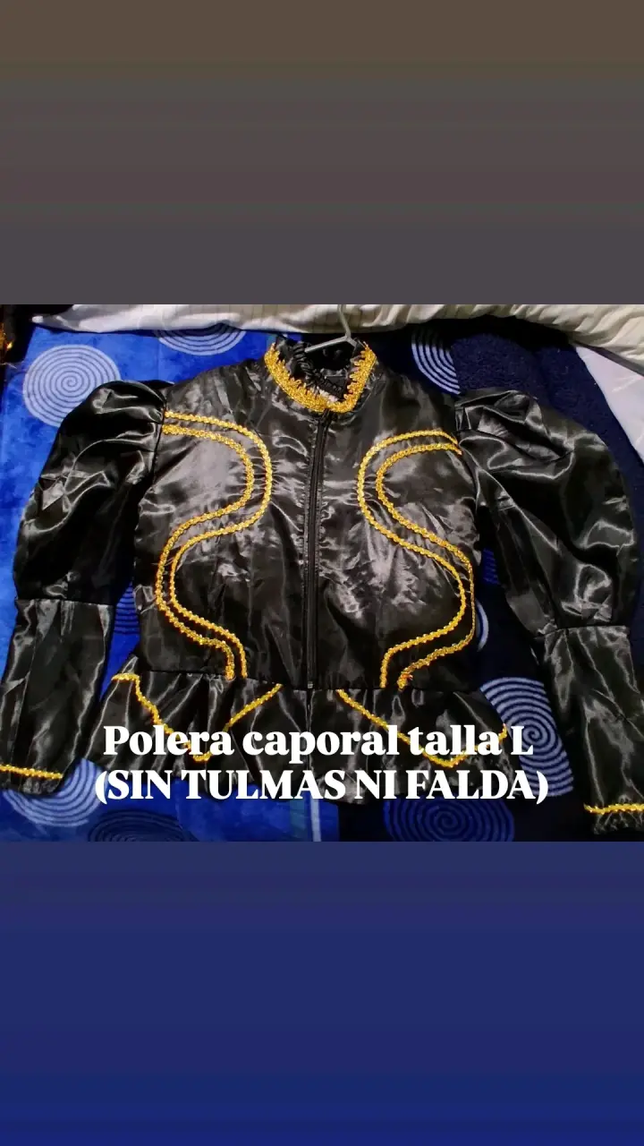 Polera caporal negra con detalles dorados talla L