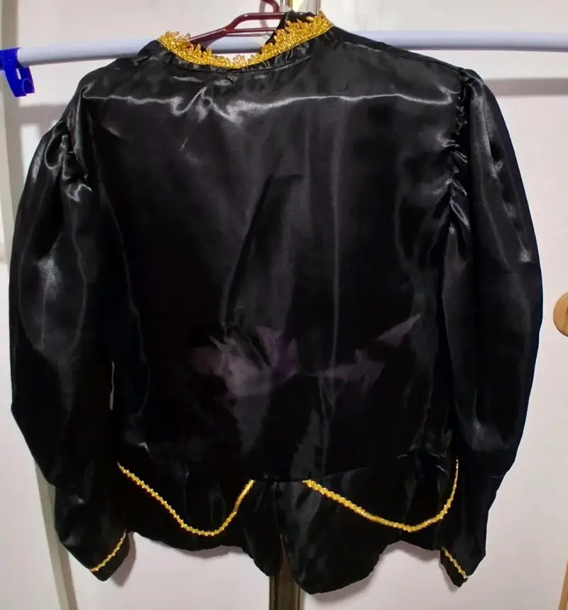Polera caporal negra con detalles dorados talla L - 2
