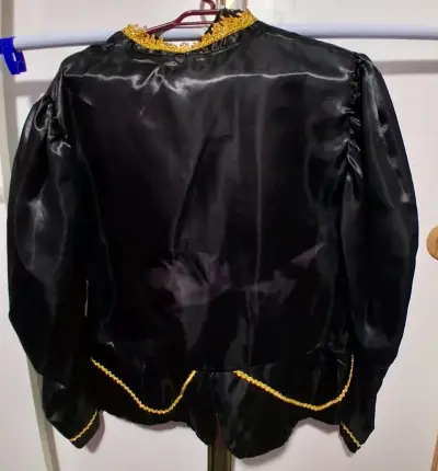 Polera caporal negra con detalles dorados talla L - miniatura 2