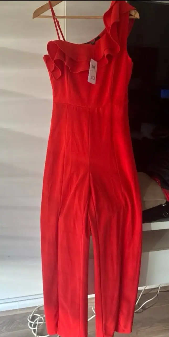 Enterito rojo Guess nuevo . - 2