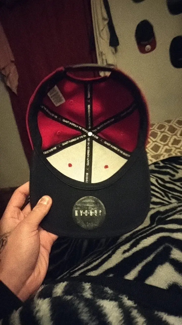 Gorra Jordan roja y negra con logo - 2