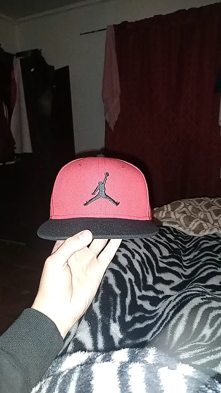 Gorra Jordan roja y negra con logo - 4
