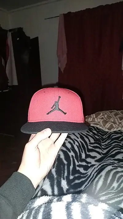 Gorra Jordan roja y negra con logo - miniatura 4