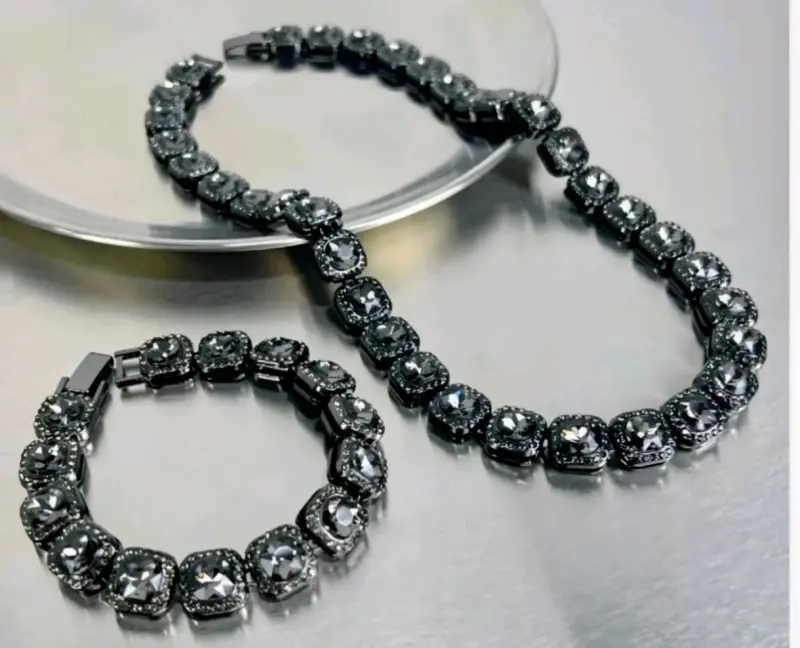 Conjunto de collar y pulsera con cristales negros - 1
