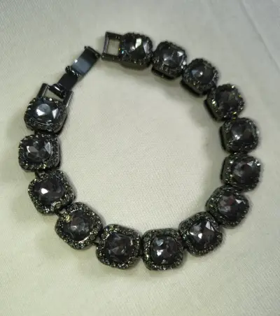 Conjunto de collar y pulsera con cristales negros - miniatura 2