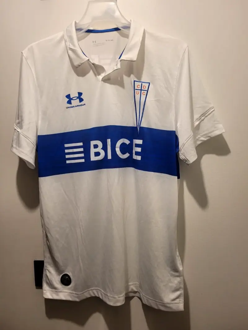 Camiseta U. Católica Under Armour 2023 (Original) - 1