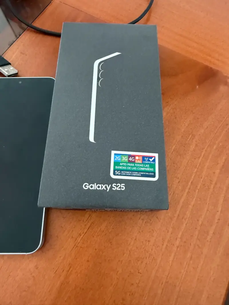 Smartphone Galaxy S25 con todos sus accesorios - 1