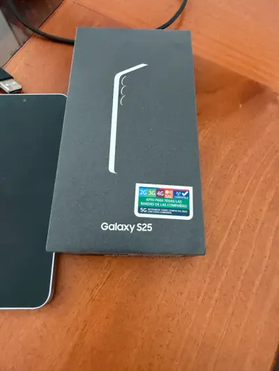 Smartphone Galaxy S25  con todos sus accesorios - miniatura 1