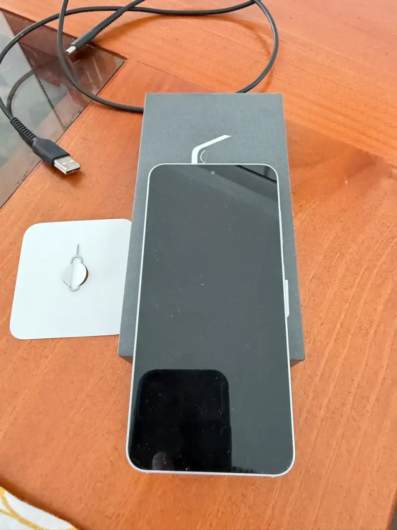 Smartphone Galaxy S25 con todos sus accesorios - 2