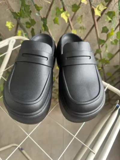 Zuecos negros Crocs con plataforma - miniatura 2