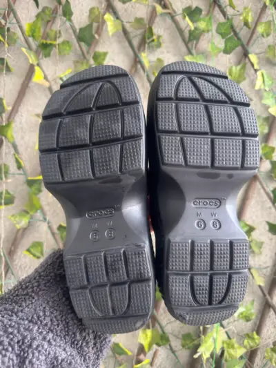 Zuecos negros Crocs con plataforma - miniatura 4