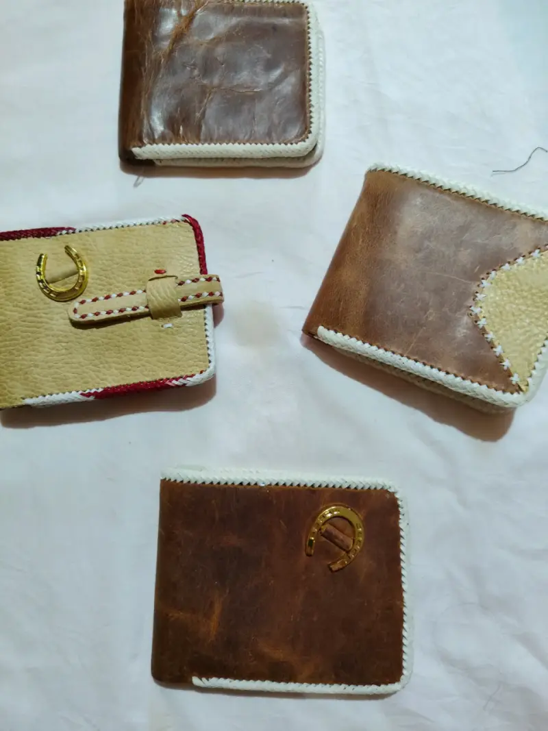 Cinturones de cuero artesanales variados - 6