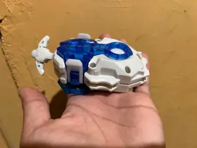 Set de Beyblade con lanzador automático - miniatura 2