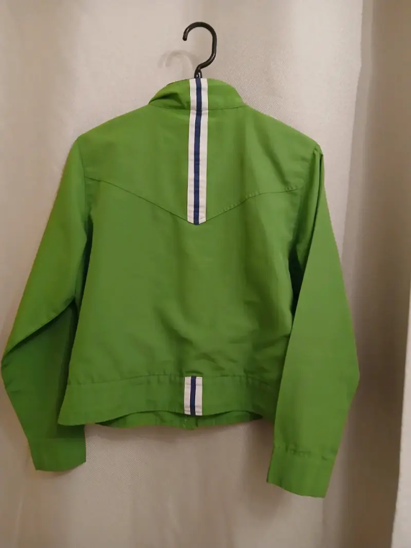 Chaqueta verde con diseño de rayas - 1
