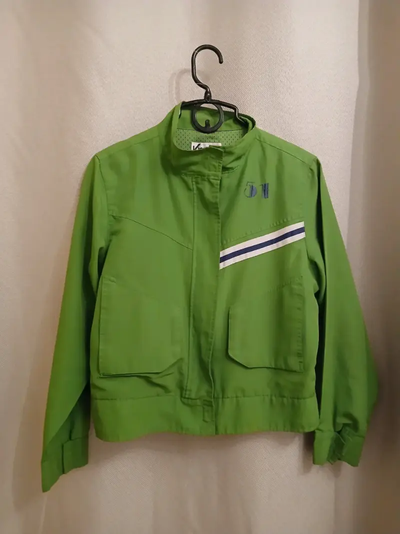 Chaqueta verde con diseño de rayas - 2