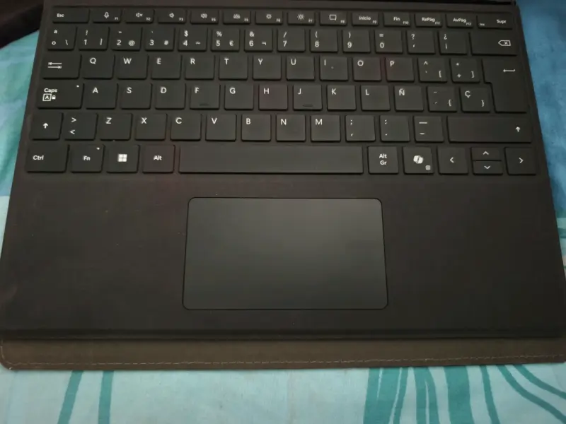 Tablet Microsoft Surface con teclado desmontable - 2