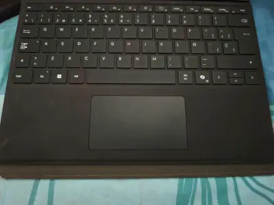 Tablet Microsoft Surface con teclado desmontable - miniatura 2