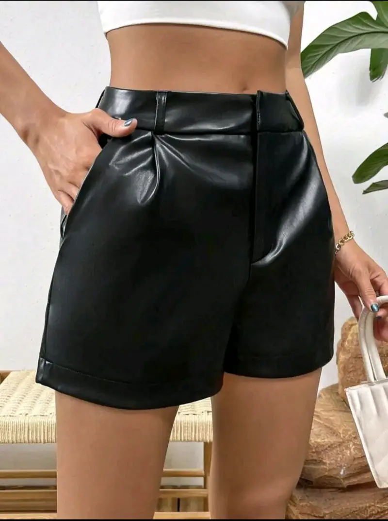 Shorts de cuero sintético negro para mujer - 1