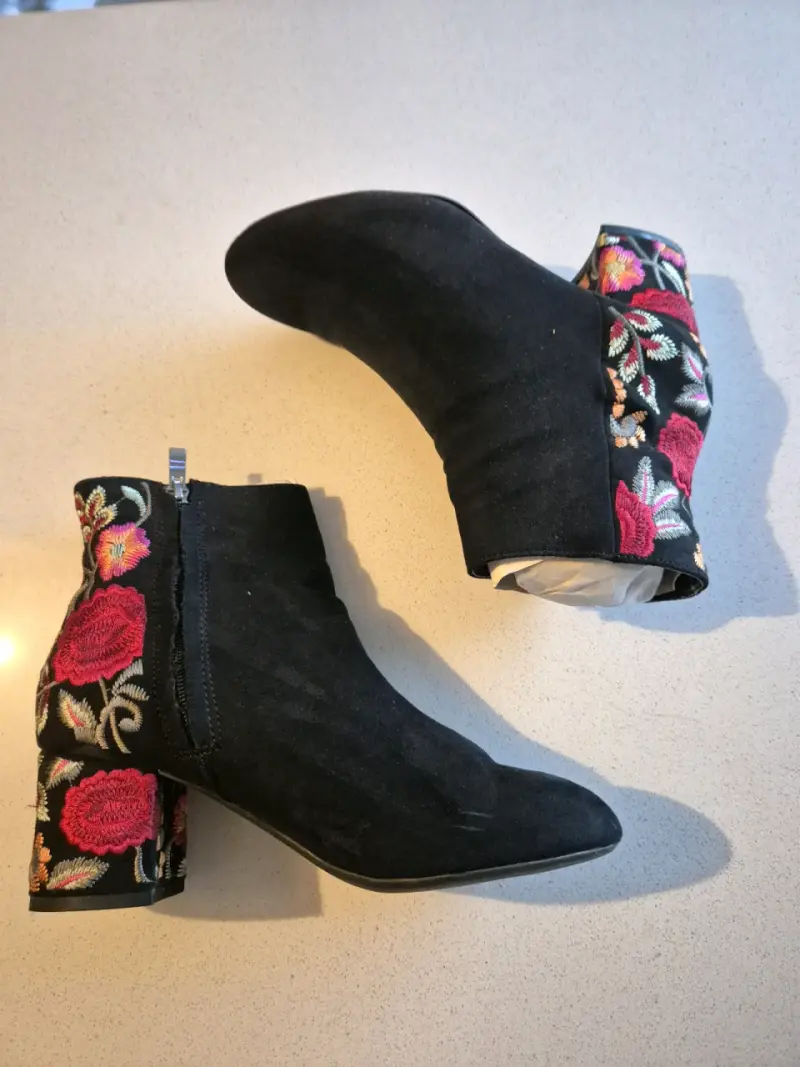Botines Simil Gamuza Bordados - 1