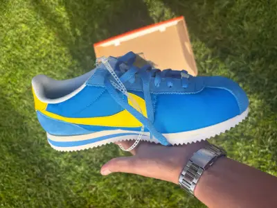 Zapatillas deportivas Nike Cortez azul y amarillo - miniatura 2