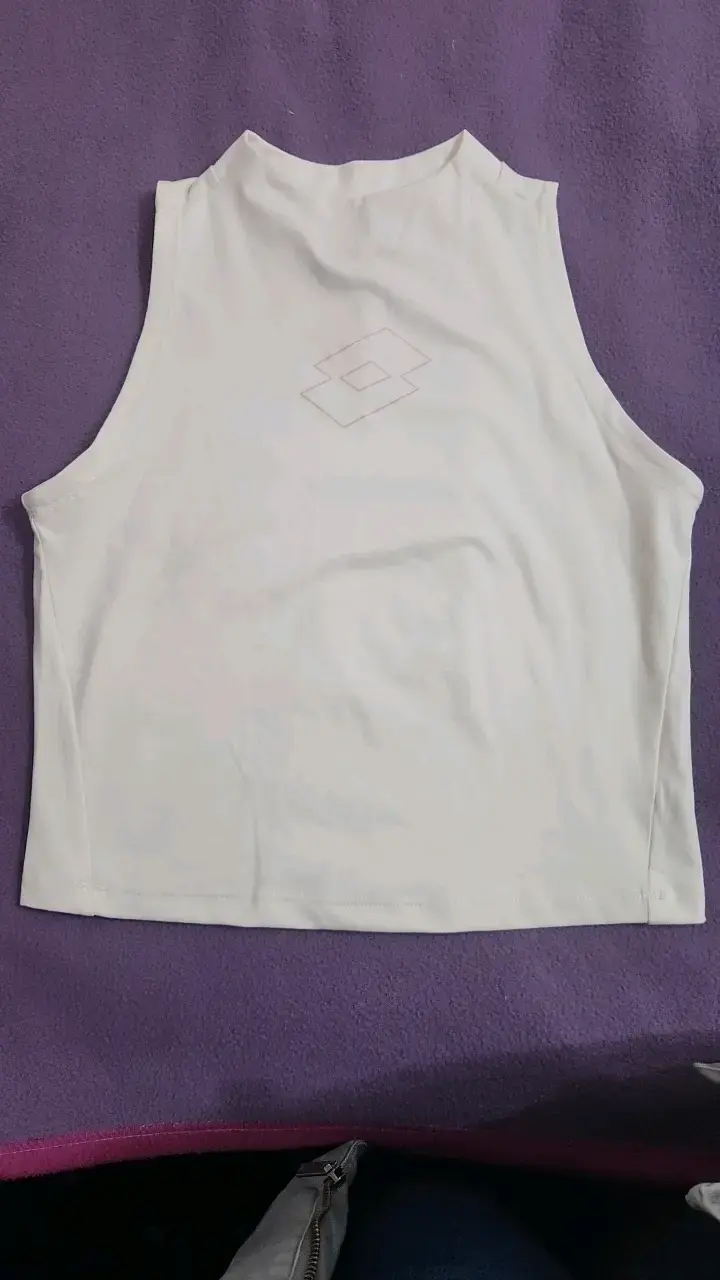 Polera sin mangas blanca con diseño deportivo - 1