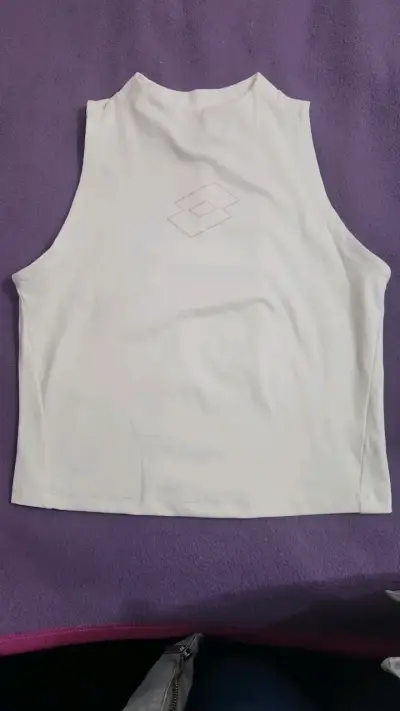 Polera sin mangas blanca con diseño deportivo - miniatura 1