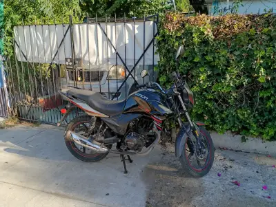 Moto Loncin negra en buen estado - miniatura 1