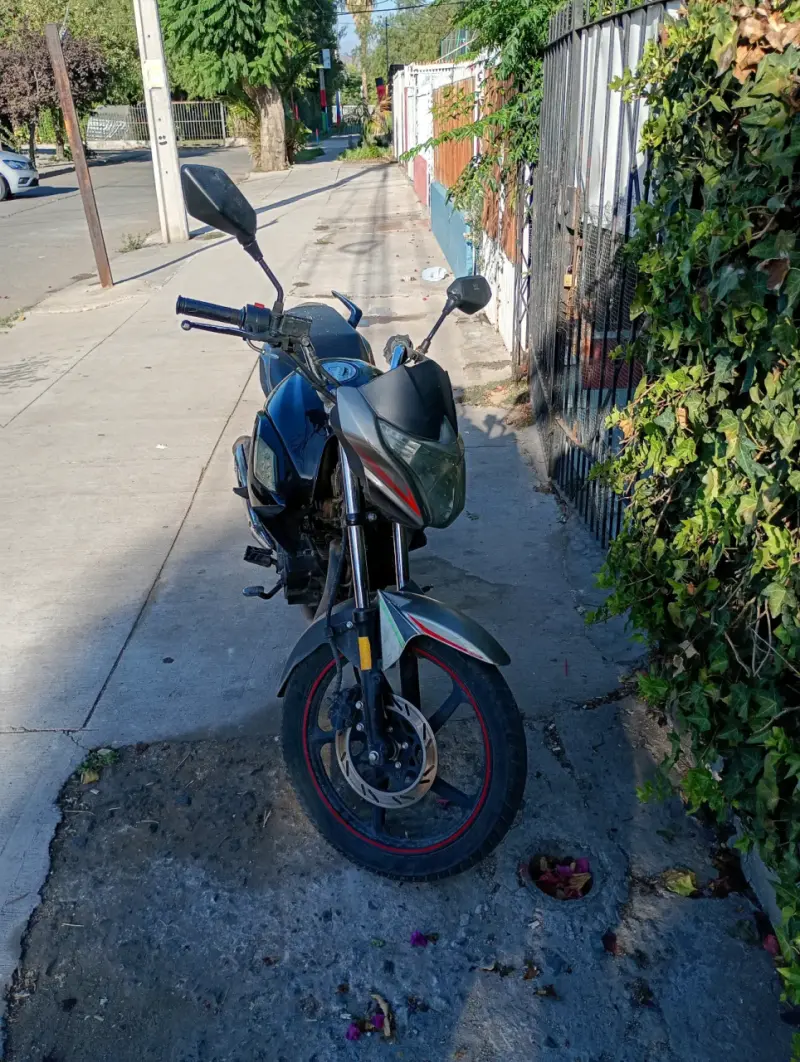 Moto Loncin negra en buen estado - 2