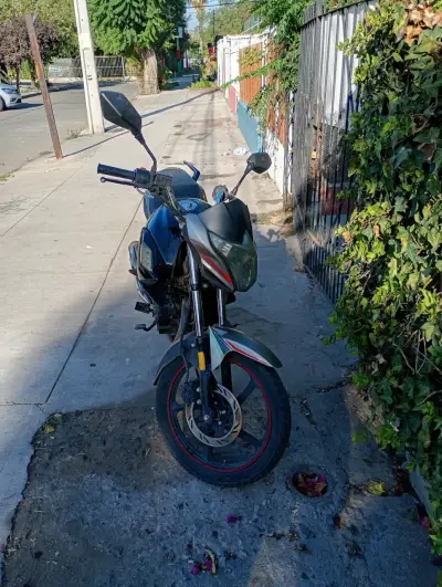 Moto Loncin negra en buen estado - miniatura 2