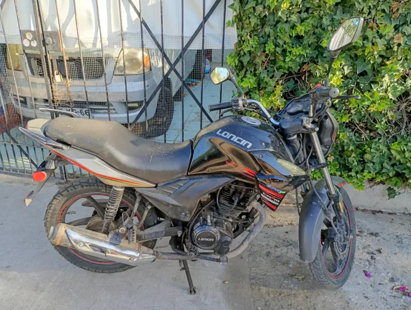 Moto Loncin negra en buen estado - 3