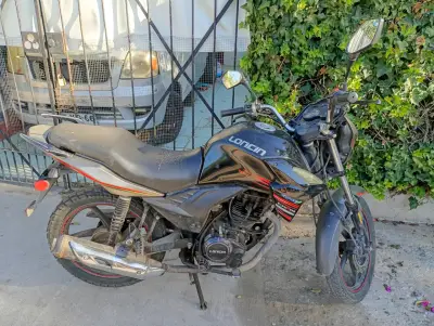 Moto Loncin negra en buen estado - miniatura 3