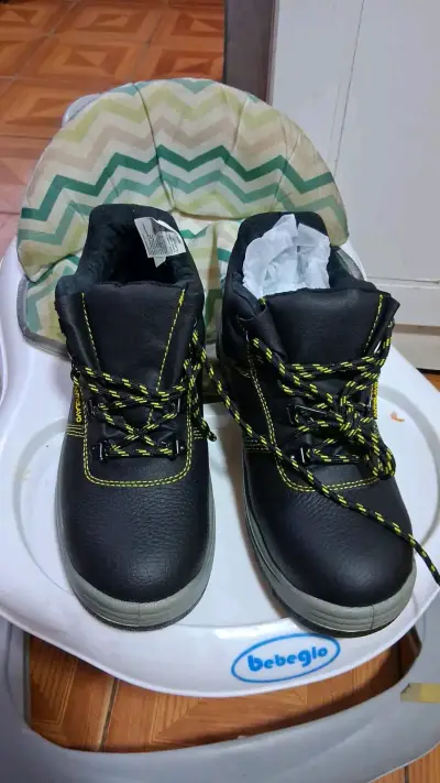 Botas de seguridad negras con costuras amarillas - miniatura 1
