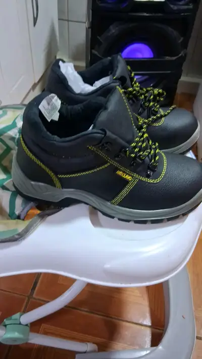 Botas de seguridad negras con costuras amarillas - miniatura 2
