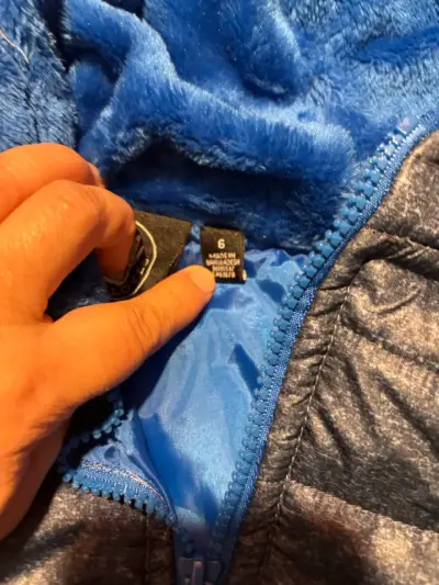 Chaqueta acolchada para niño con capucha azul - miniatura 3