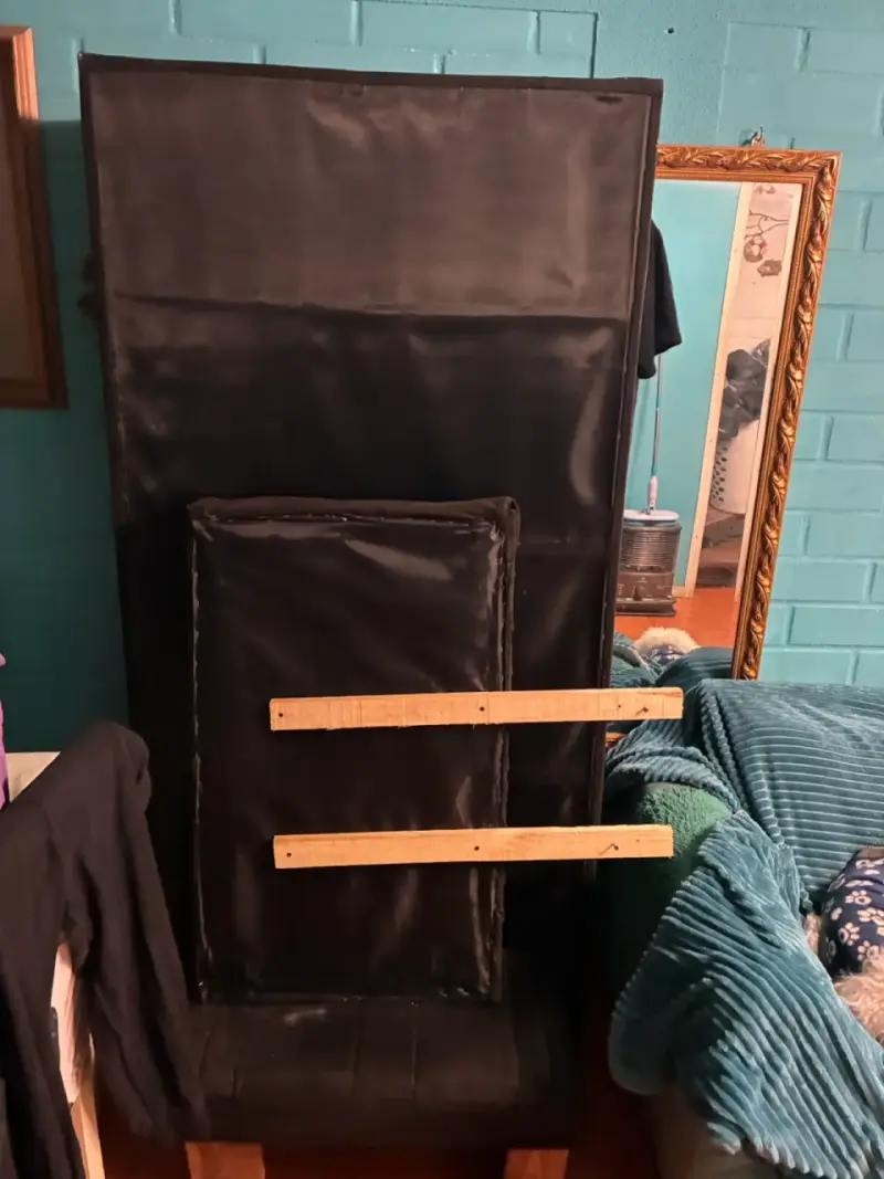 Respaldo de cama tapizado en tela negra - 2