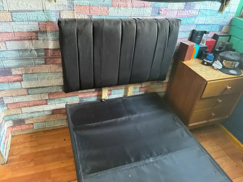 Respaldo de cama tapizado en tela negra - 3
