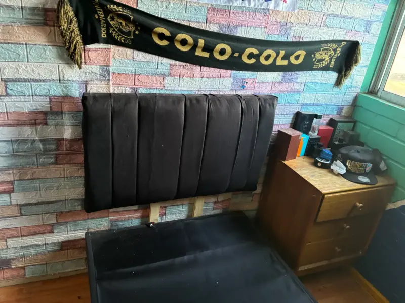 Respaldo de cama tapizado en tela negra - 4