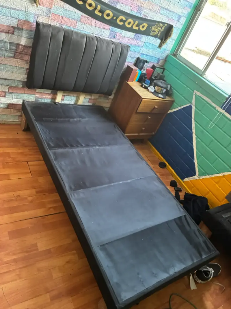 Respaldo de cama tapizado en tela negra - 5