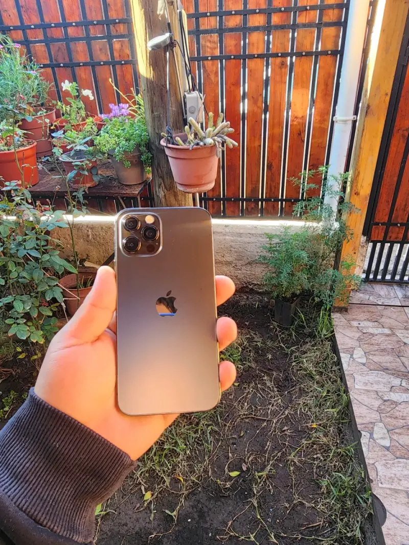 iPhone 12 Pro con accesorios y cargador - 1