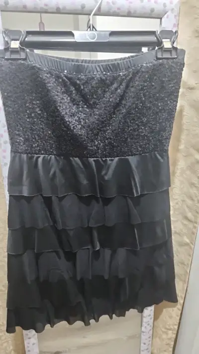 Vestido negro con lentejuelas y volantes - miniatura 1