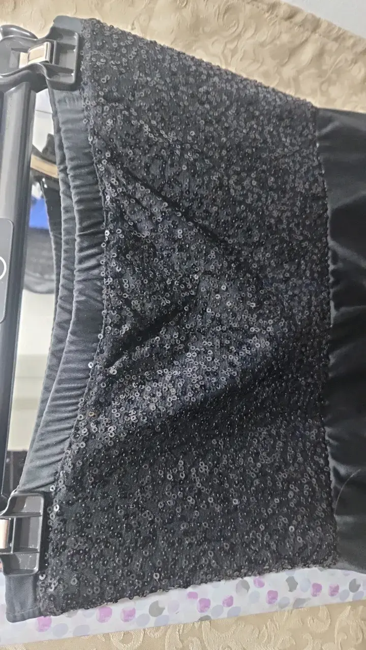Vestido negro con lentejuelas y volantes - 2